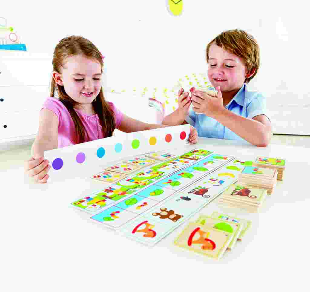 Hape Listen to the Clues, Children use their own words to guide one another in selecting the correct picture sequence